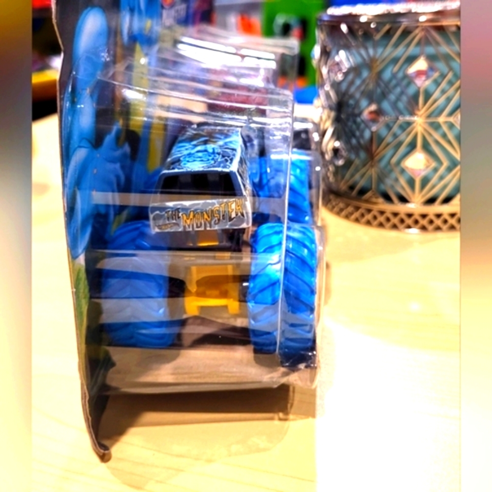 Monster Trucks Roarin' Rumble Set - The Monster vs Werewolf - Picture 8 of 16